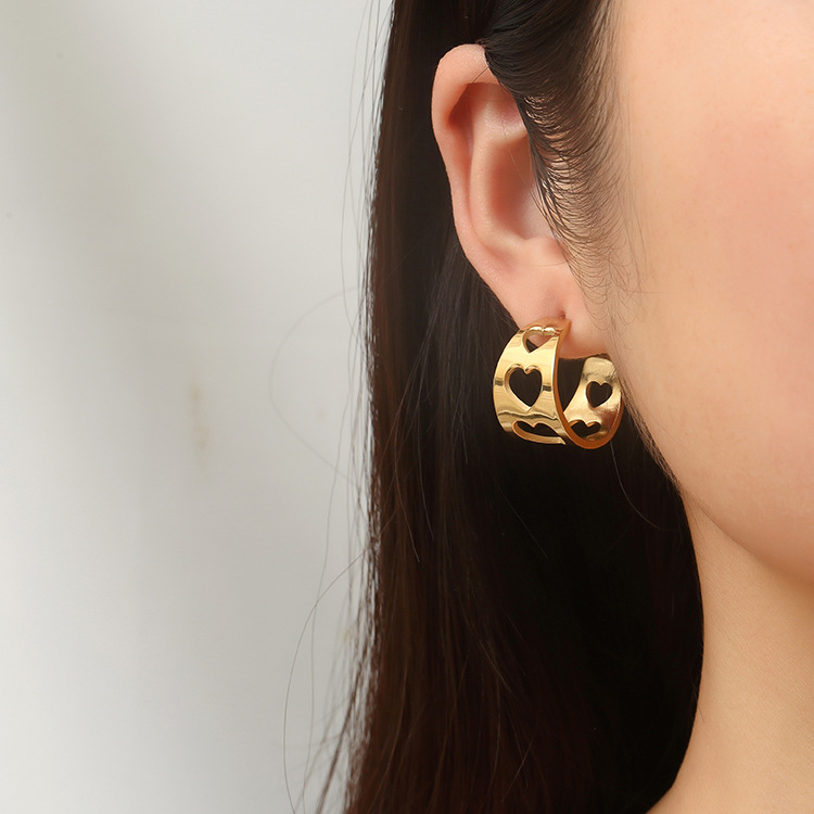 Pendientes de acero inoxidable de superficie ancha en forma de C de amor hueco exquisito de estilo frío de alta calidad europeo y americano pulido a mano y chapado en orejas de 18K