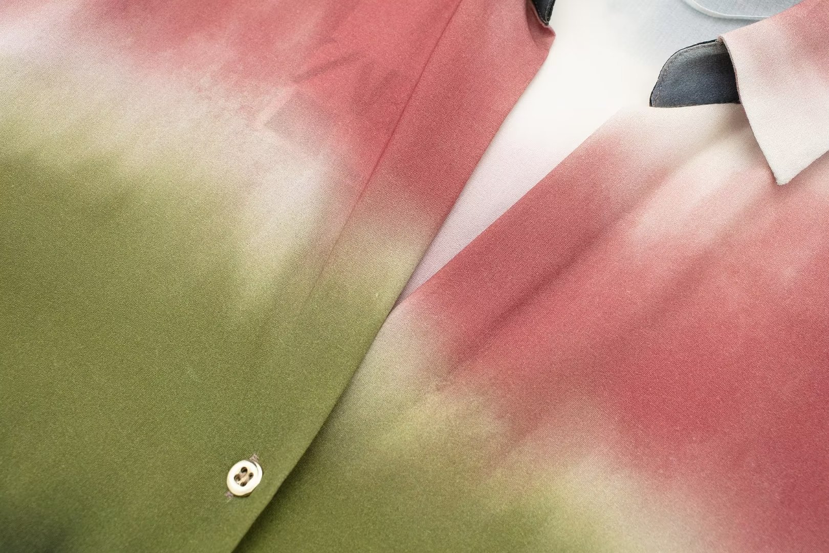 Neues Set aus Batikhemd und bedruckter Hose für Damen im Sommer 2024_voghion.com