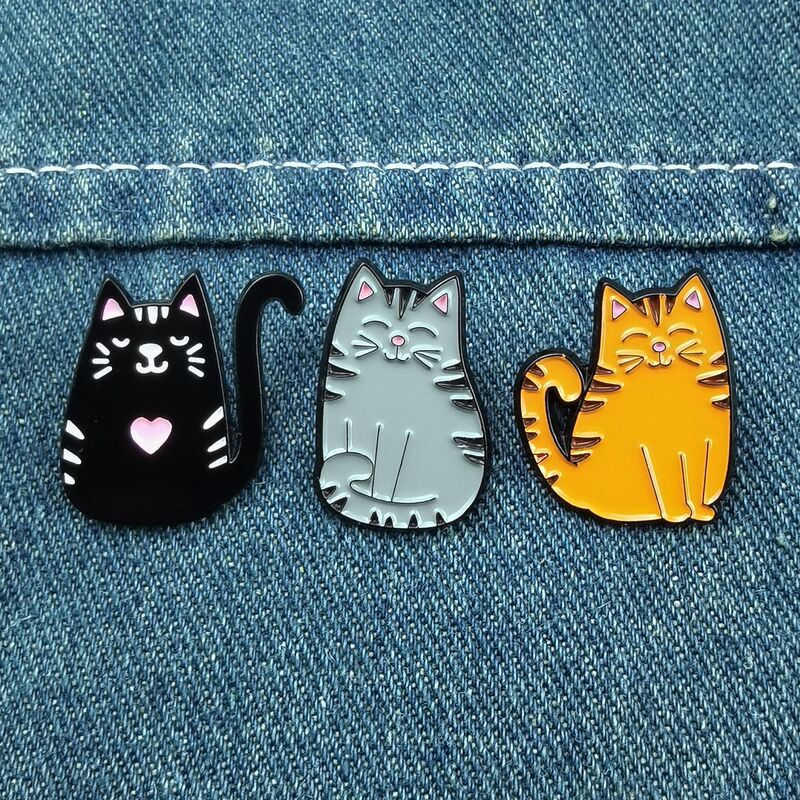 漫画笑顔猫シリーズ合金ブローチかわいい動物服バッグアクセサリー男性と女性のカップルバッジ卸売|undefined