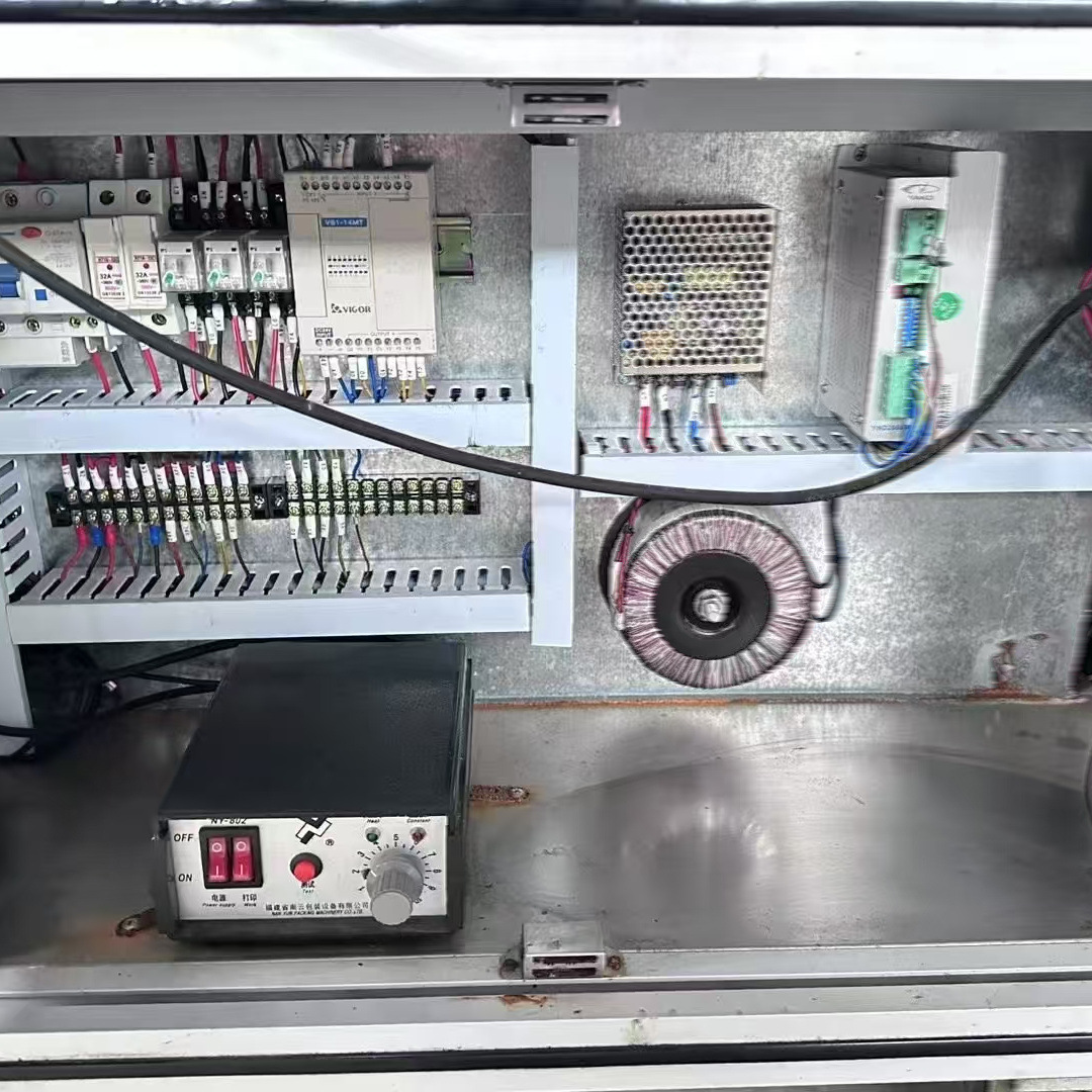 全自动圆瓶贴标机，需要的老板联系我，目前还有多台现货，