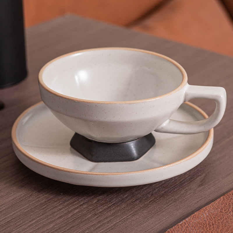 Tazas de café de pies altos y platos de cerámica gruesa retrógrada de alta calidad exquisita hermosa taza de té de la tarde simple y creativa de latas