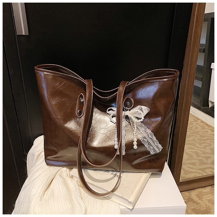 The 2025 summer new stylish and simple tote bag is a casual and trendy large-capacity tote bag with a niche design for women undefined