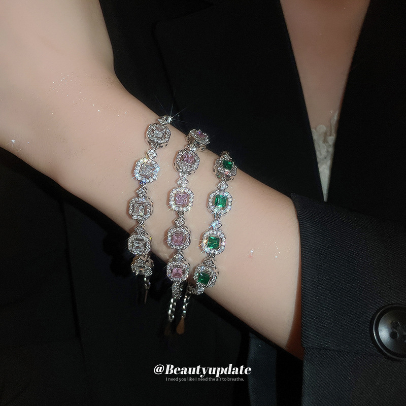 Pulsera geométrica de diamantes esmeralda de estilo palacio francés Pulsera de temperamento magnífico, exquisita luz y lujo, joyería de alta calidad para mujer