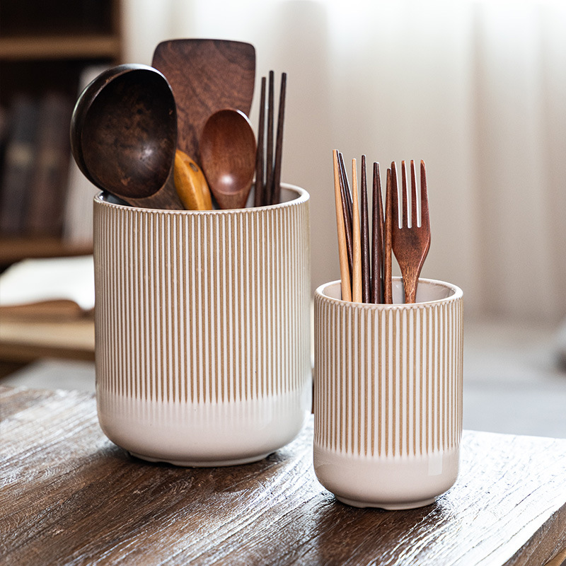 Cerámica multipropósito en relieve de patrón vertical enchufe de flores utensilios de cocina domésticos palillos recipiente de almacenamiento de escritorio lápiz de maquillaje cepillo de maquillaje