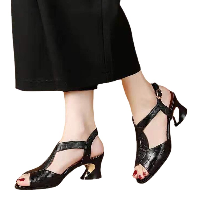 Verano nuevo transfronterizo zapatos de las mujeres de comercio exterior peep toe transpirable hueco grueso talón medio talón estilo coreano hebilla mamá sandalias