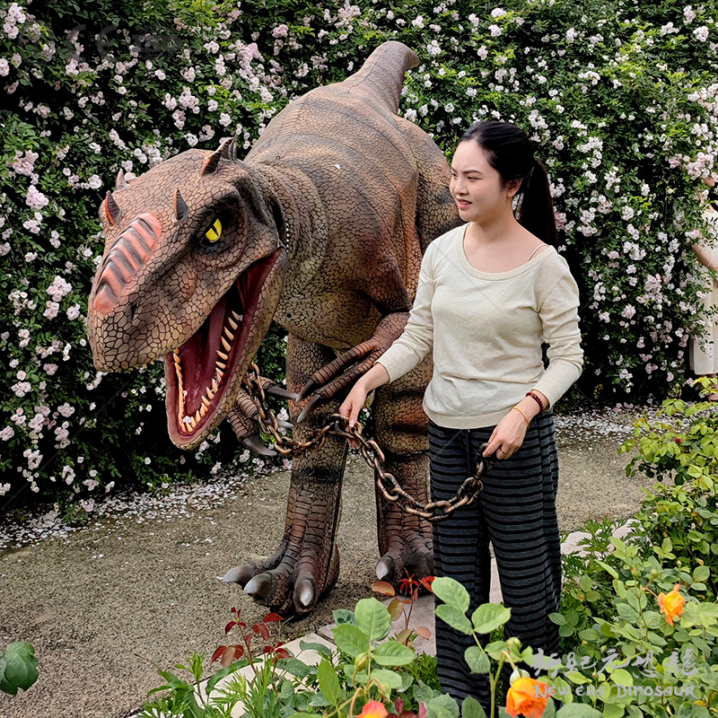 Capa de dinosaurio simulada a gran escala, ropa de dinosaurio vestible para personas reales, exhibición de rendimiento interactivo de calentamiento