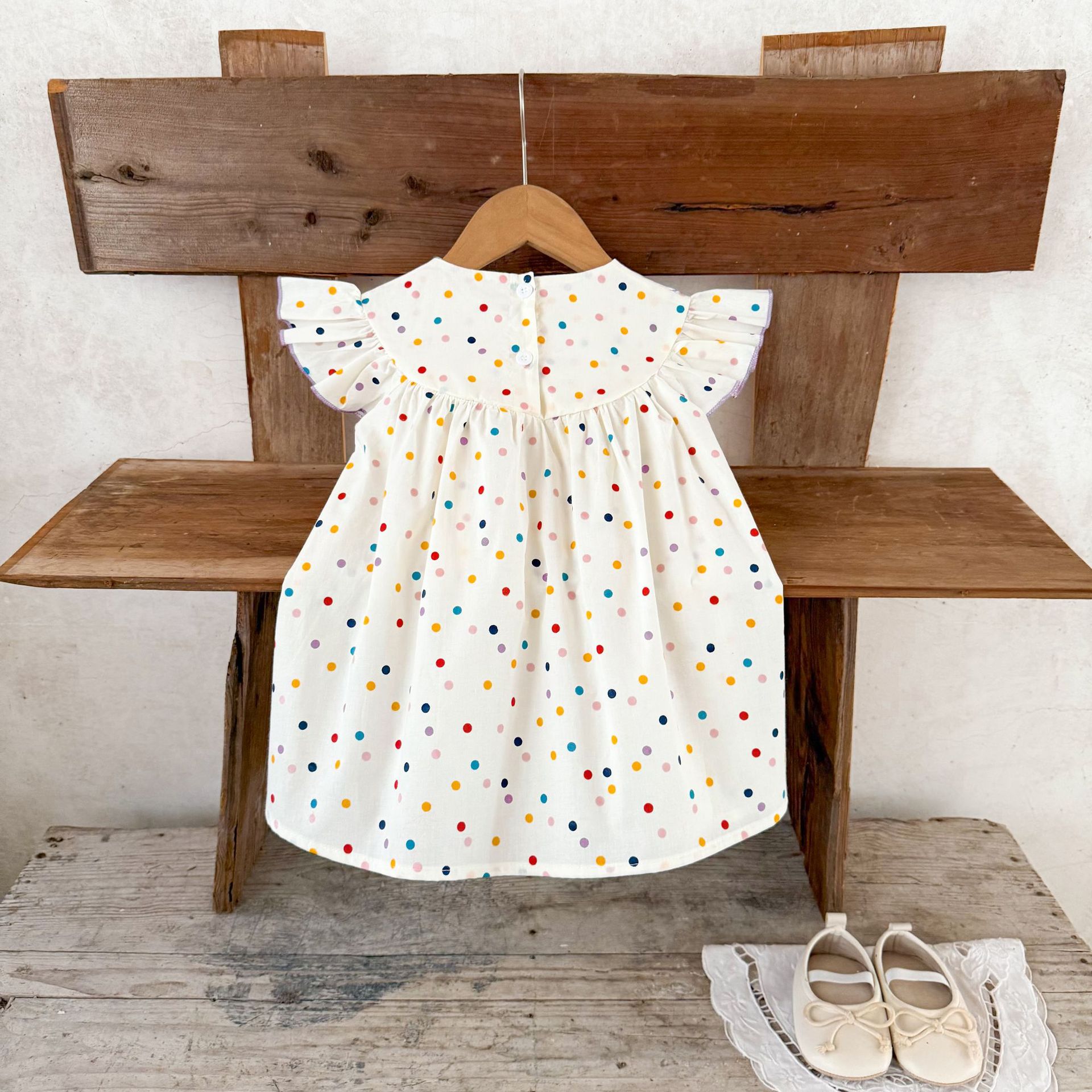 Ins coreana niña bebé moda de verano vuela manga ondulado punto bordado vestido de princesa vestido de niña