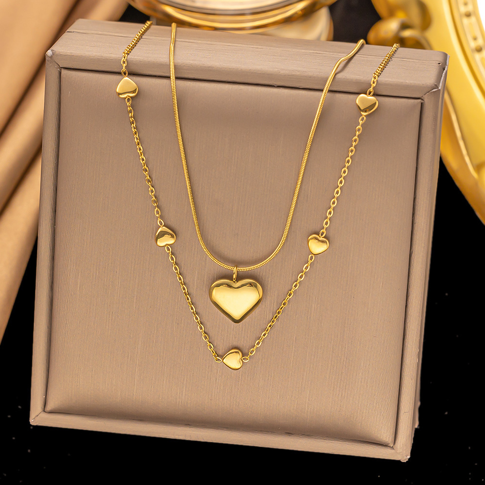 [collar de acero de titanio dorado + acero] collar de amor de nicho con cadena de clavícula avanzada en la moda de lujo ligero femenino