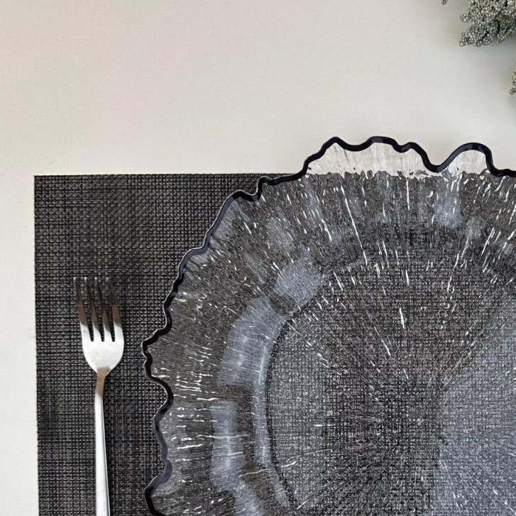 Nuevo diseño de decoración de mesa de boda plástico transparente cargador de borde irregular placa de melamina transparente redonda