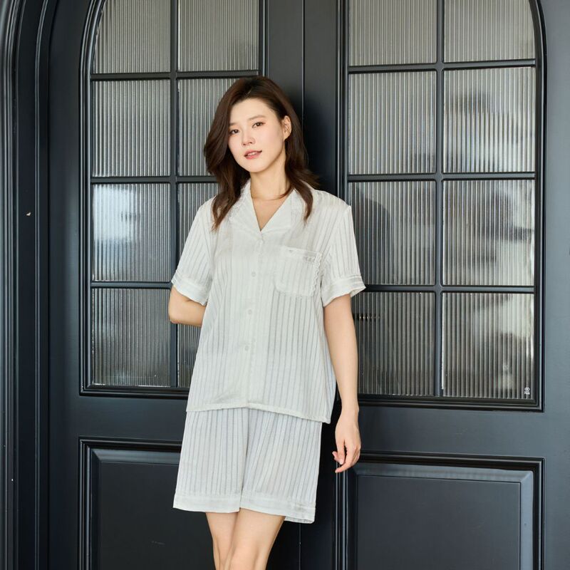 2025年新作女性用氷と雪のシルクパジャマ、レース半袖ショーツ、軽くて豪華なスタイルのフレンチホーム服、屋外で着用可能|undefined