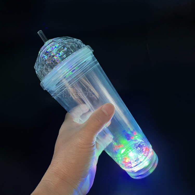 La nueva taza de paja luminosa aprobada directamente por el fabricante 700ml taza de hielo de diamante luminoso taza de paja LED de plástico de grado alimenticio