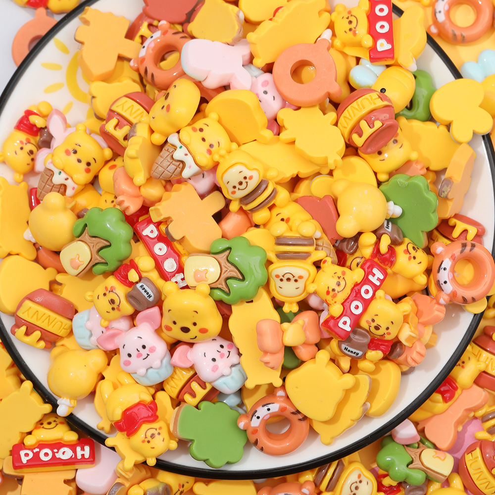 Dibujos animados amarillo Pooh oso serie DIY accesorios de resina nuevo estilo caca serie teléfono móvil Shell agujero zapatos hebilla colgante