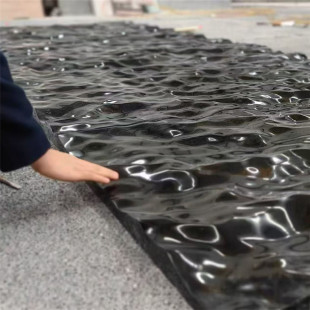 Һ�B����ʯ�ӹ�ˮ���y���ں�ɫ�Gɫʯ�ĵ�̒��⸣��ʯ�Į��͹�ˇ