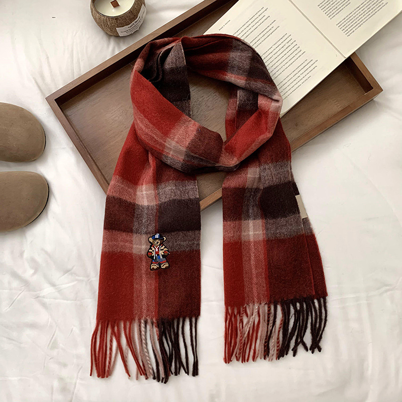 Bufandas de invierno femeninas de alto nivel sensación de nuevo oso bordado cuadrilátero universal calentamiento bufandas parejas bufandas al por mayor