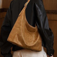 李斯丹妮は同じ三角のhoboバケツを持っています。