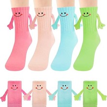 跨境亚马逊精梳棉牵手袜子磁吸中筒袜可爱搞怪笑脸彩色牵手网红款