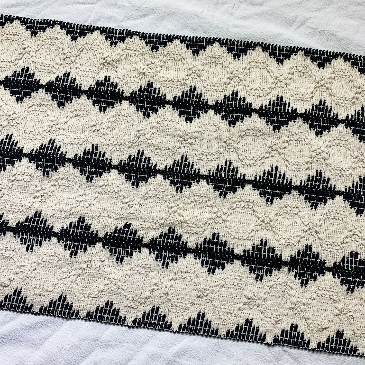 흰색 배경에 MX11 검은 사변형