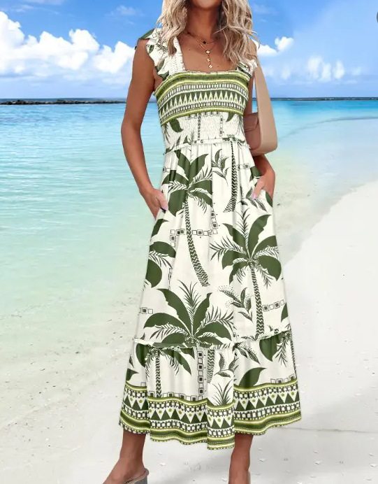 femme en pose sur la plage avec une Robe d'Été à Bretelles imprimé fleurie