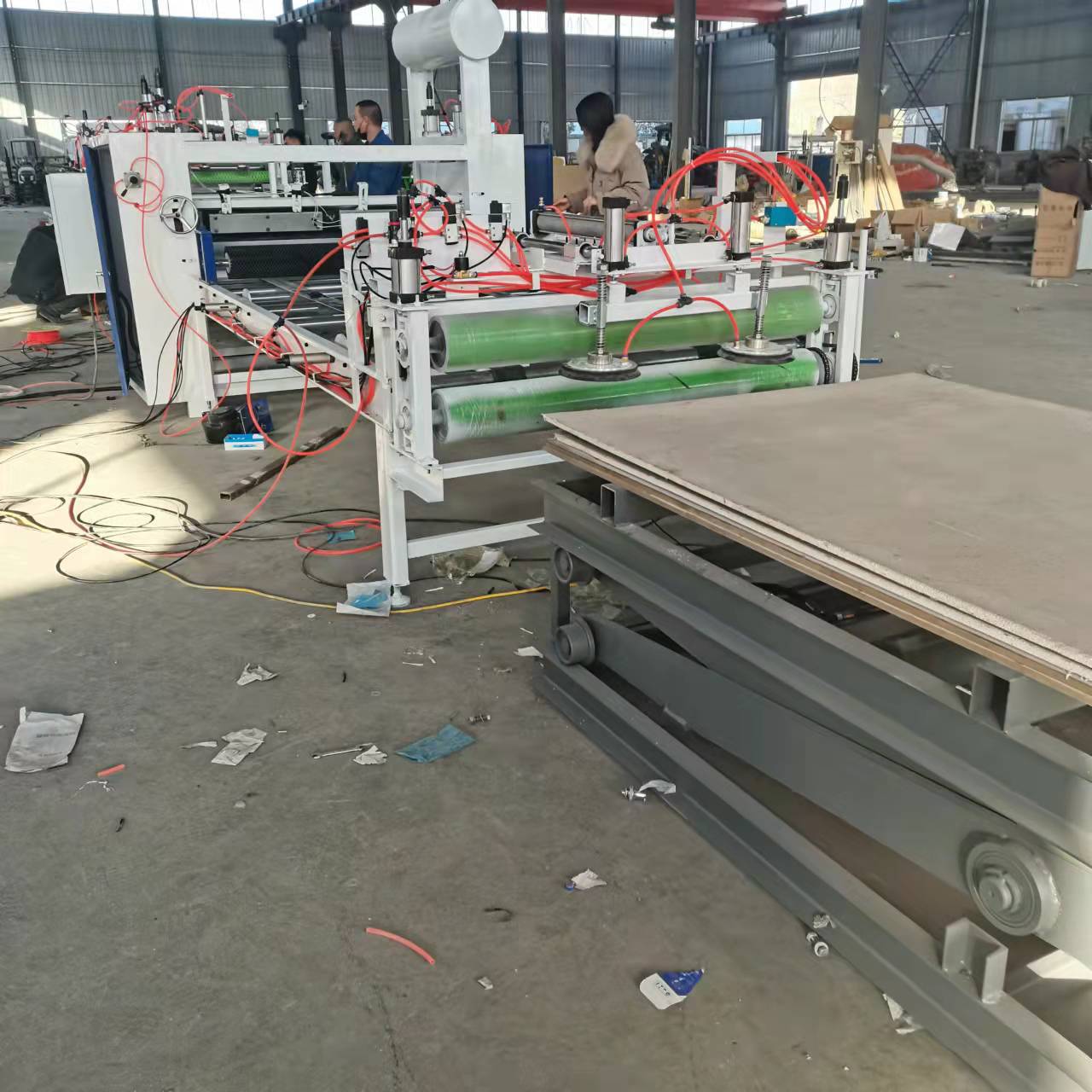 竹炭板木饰面贴面机 全自动保护膜一体式平贴机 钢板镀锌板覆膜机