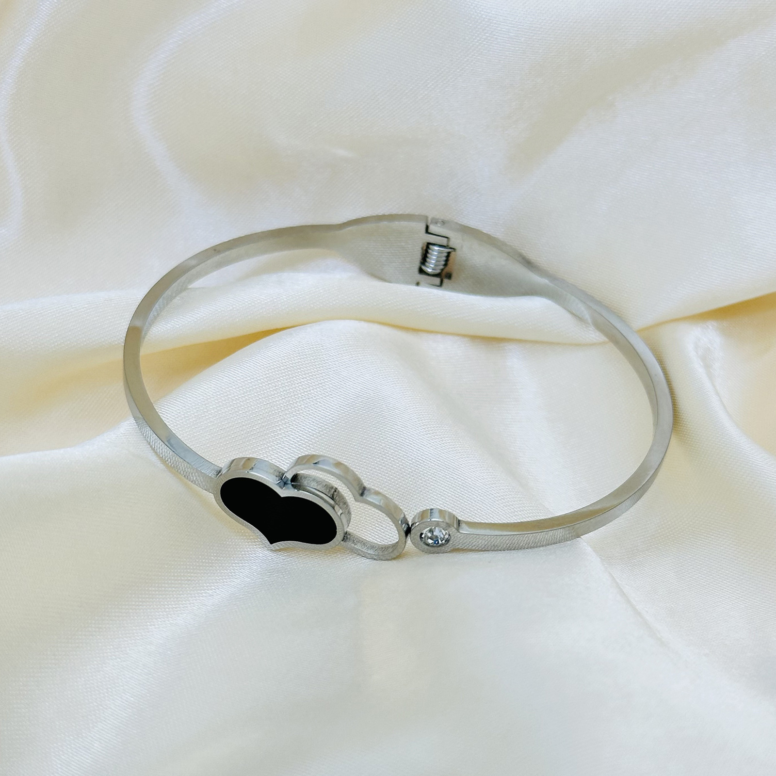 Brazalete de acero de titanio de amor negro no se desvanece en la personalidad dorada del viento frío nicho de diseño de pulsera de moda de alto nivel coreano