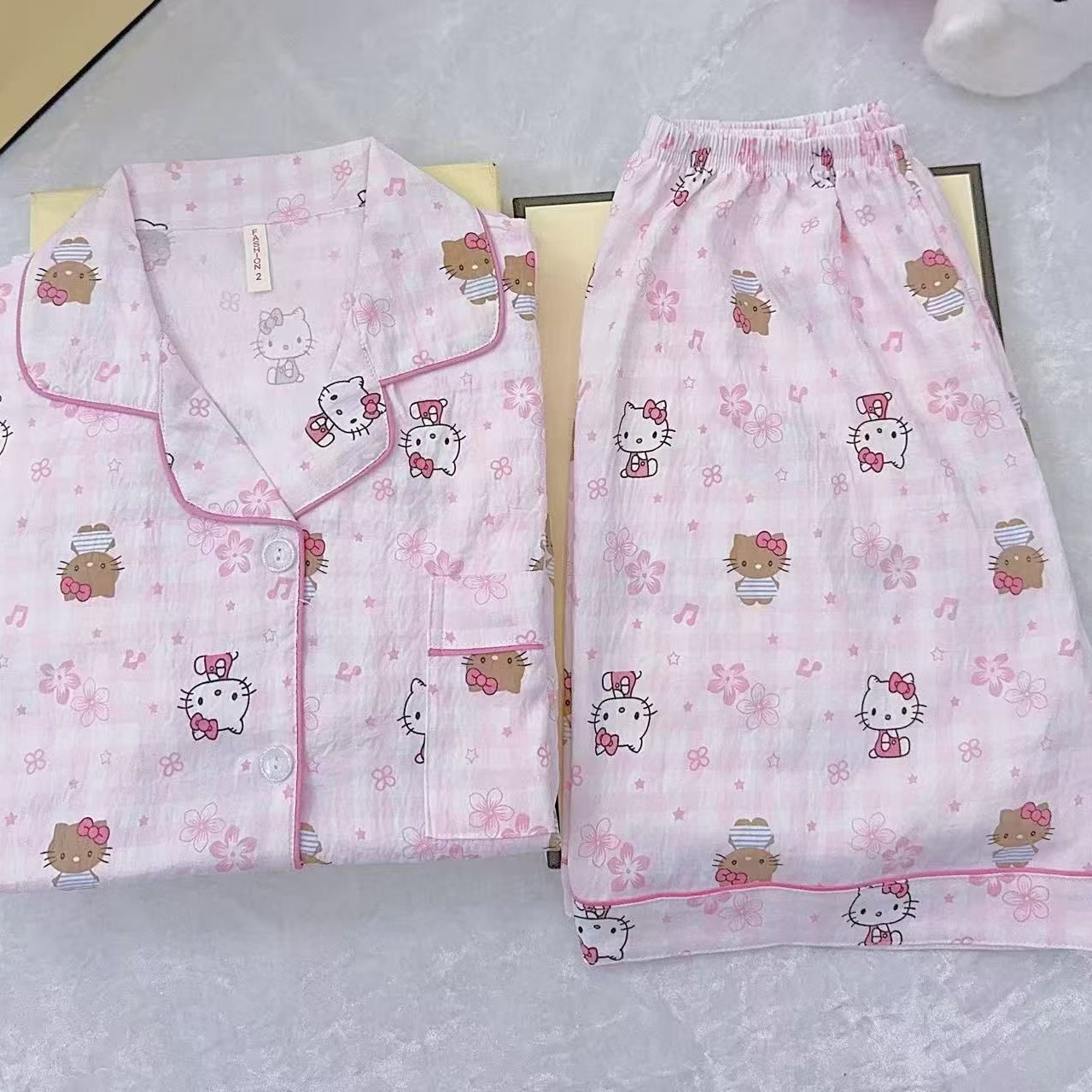Verano al por mayor transfronterizo nuevo cardián de algodón nublado con solapa pijama de manga corta pantalones cortos de dibujos animados para el hogar conjunto de ropa