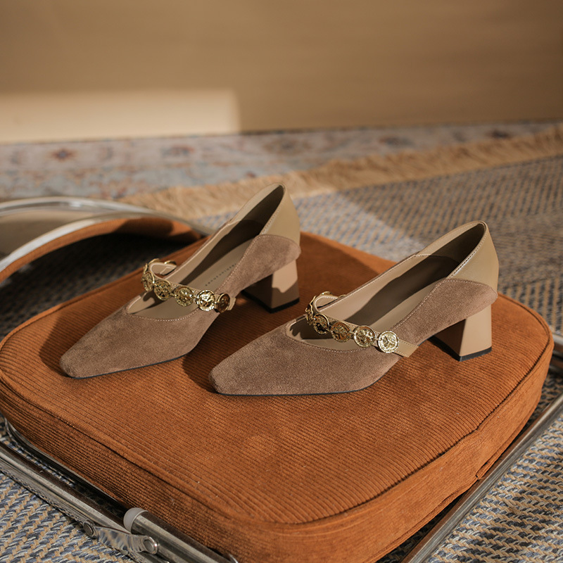 [Fengtong] 5997 God of Wealth Arrives at Copper Coin Decorated Women's Shoes Thick Heel Suede French High Heels Design Sense Single Shoes