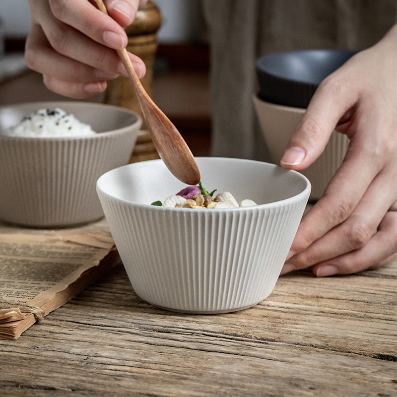 Vajilla en relieve simple japonesa Tazón de cerámica Xiwu Combinación de platos Vajilla mate de color sólido de alto valor Exportación transfronteriza