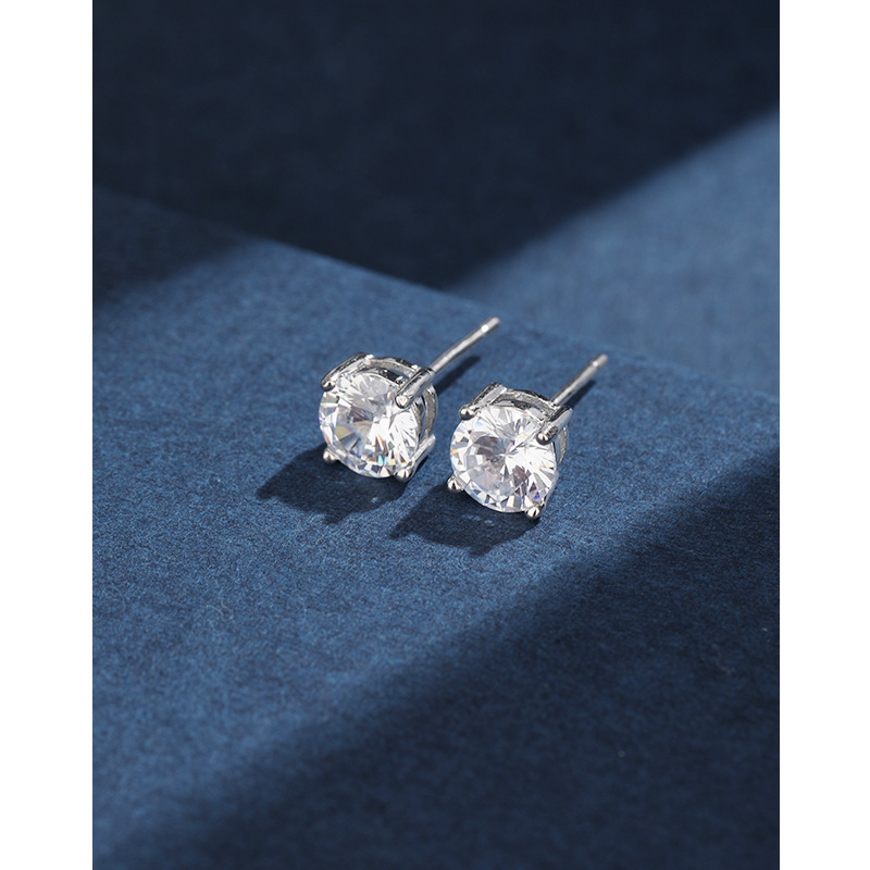 Pendientes de circón con incrustaciones de cuatro garras de plata de ley 925 Pendientes de hueso de oreja de hip-hop de personalidad masculina Pendientes de hueso de alta calidad para mujer