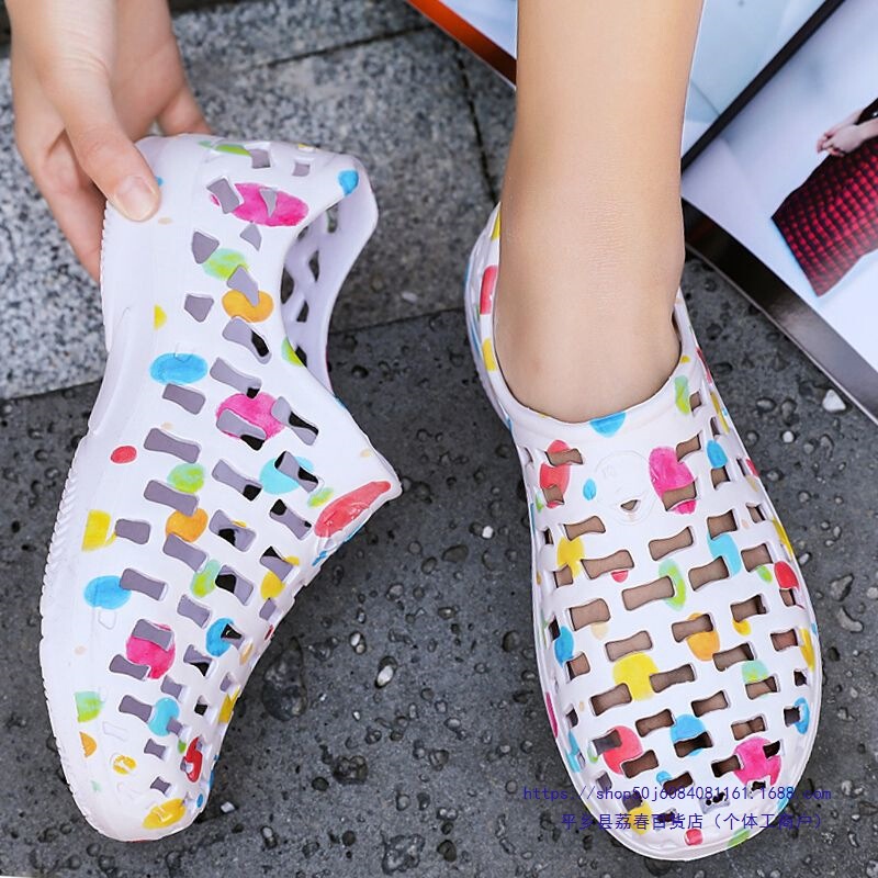Women's Summer Thick-Soled Clogs with Multiple Holes, Closed-Toe, Hollow-Out, Non-Slip, Breathable, Urban Fashion, Student Beach Sandals