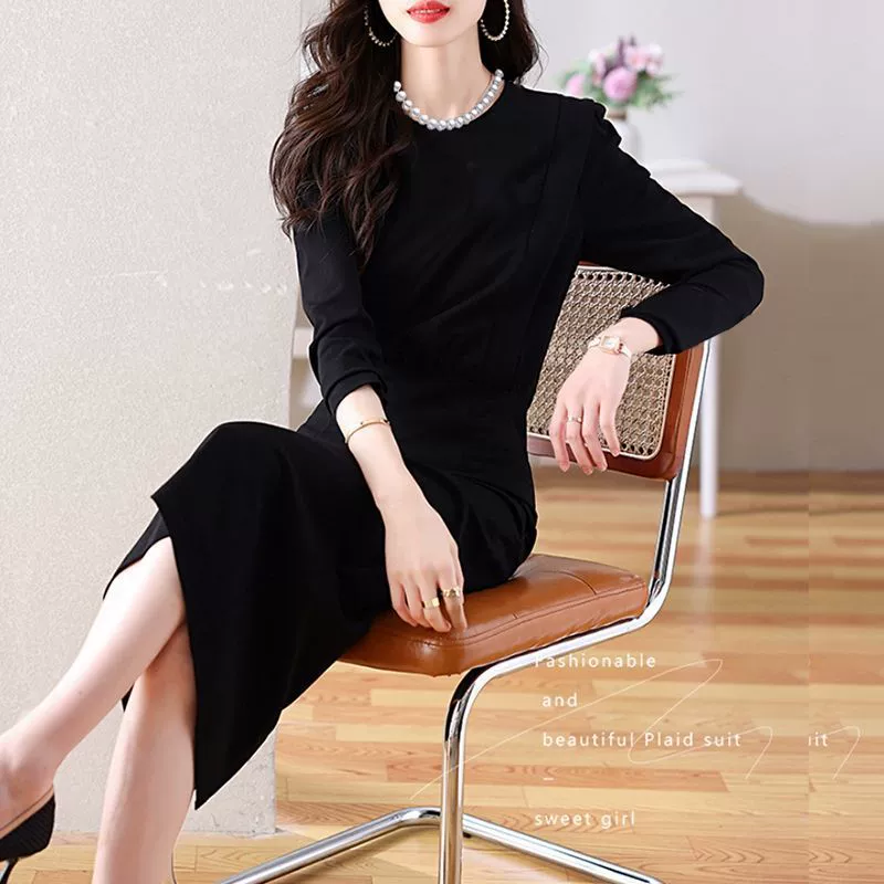 Черное платье весна-осень 2025, новое, приталенное, стильное, высококачественное, длинное, с драпировкой, облегающее бедра, скрывающее живот.