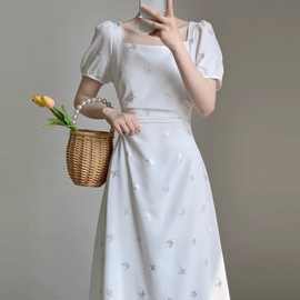 高级感蝴蝶白色方领连衣裙女夏季新款法式漂亮气质小清新初恋长裙