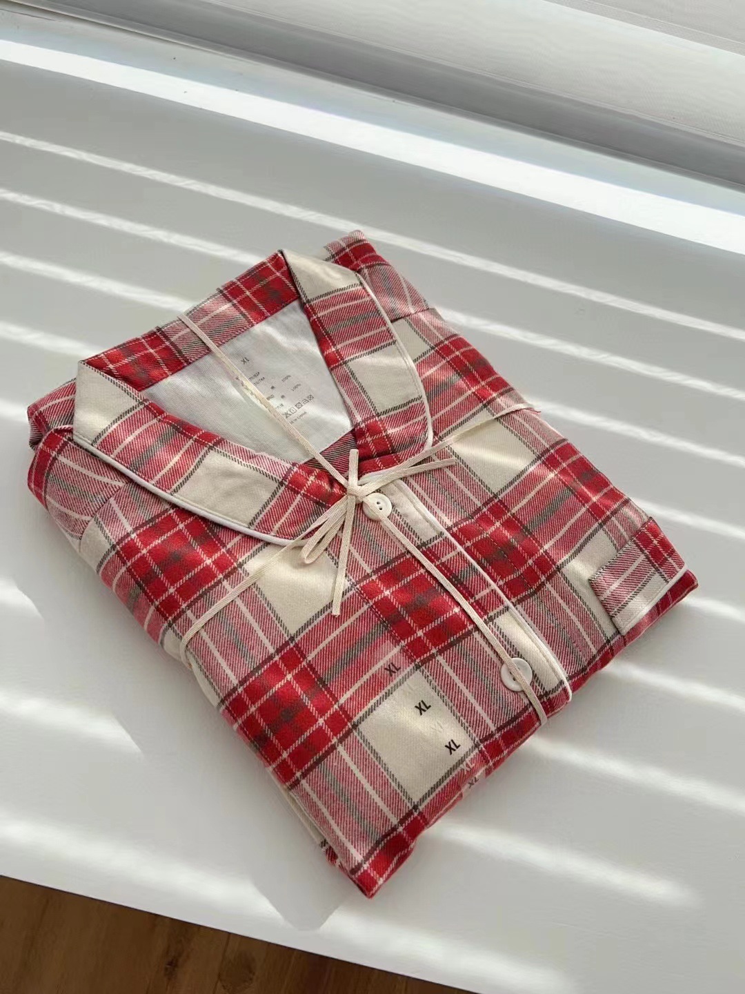 브릭 레드 체크 여성 모델