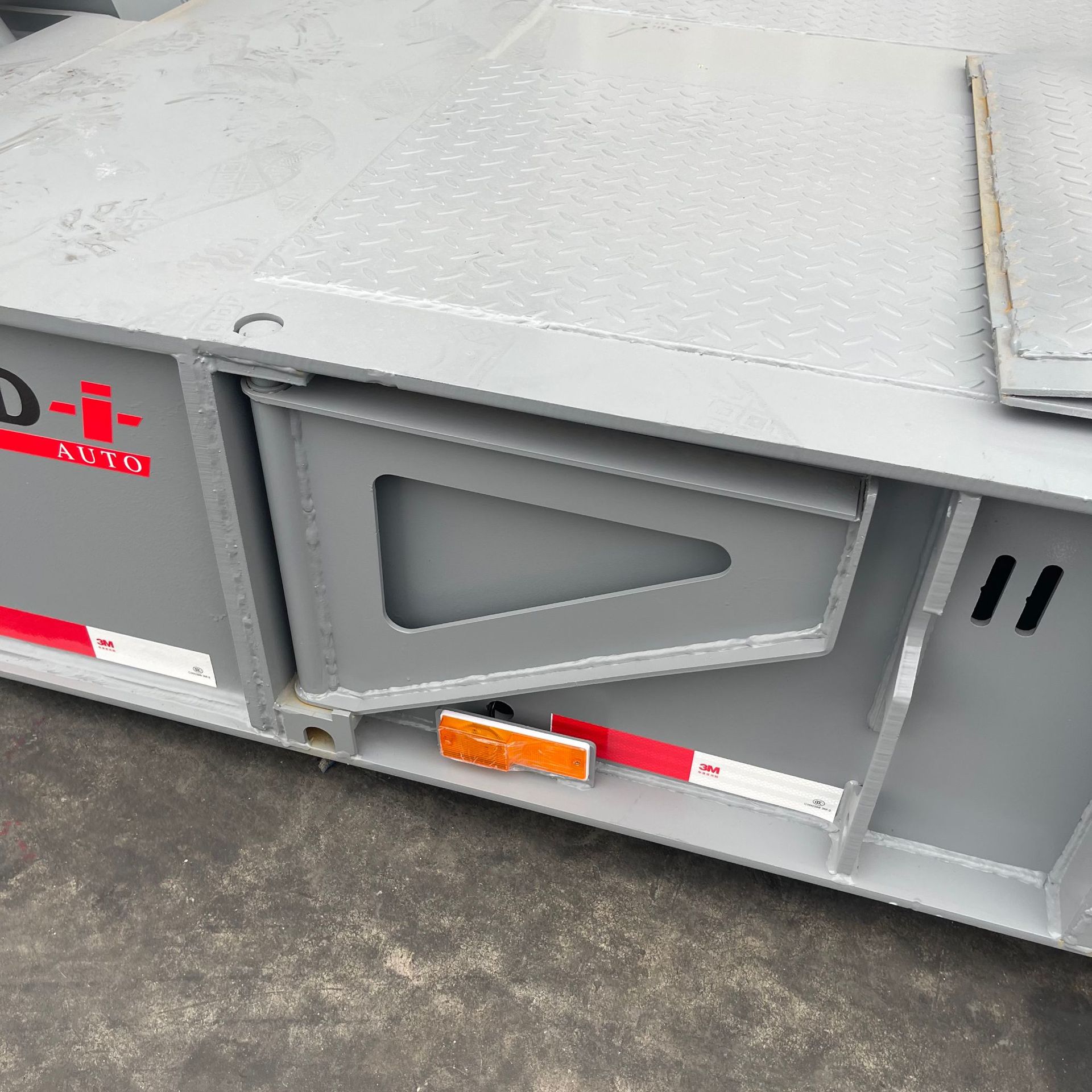 The Factory Supplies and Sells Special Low-Bed Semi-Trailers for Heavy Machinery Transport, Foldable Gooseneck Trailers with Powerful Engines
