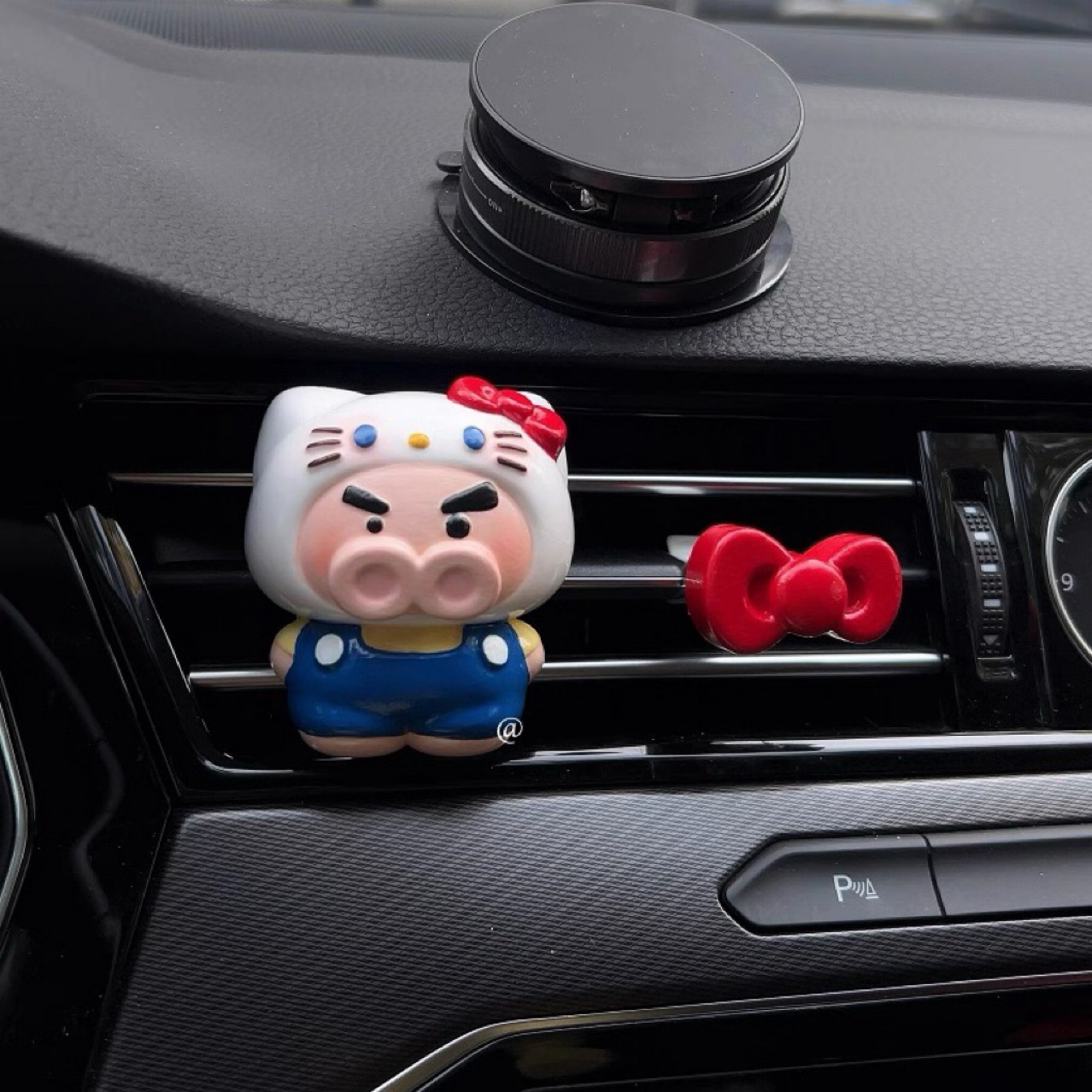 Cartoon pig car air freshener, KT cat car air vent accessory, decorative perfume ornament, diffuser stone, cute cross-border product
