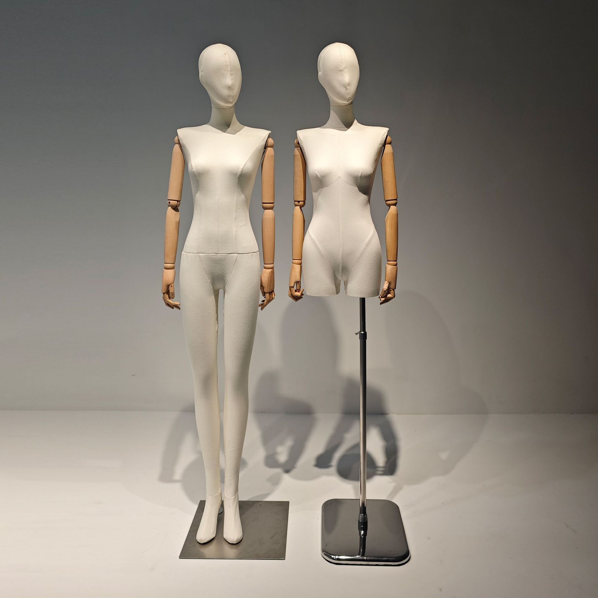 Un hombro plano con piernas divididas, cuerpo completo de tela, estante de exhibición de cuerpo humano, escaparate de tienda de ropa de mujer, exhibición de modelo de plataforma