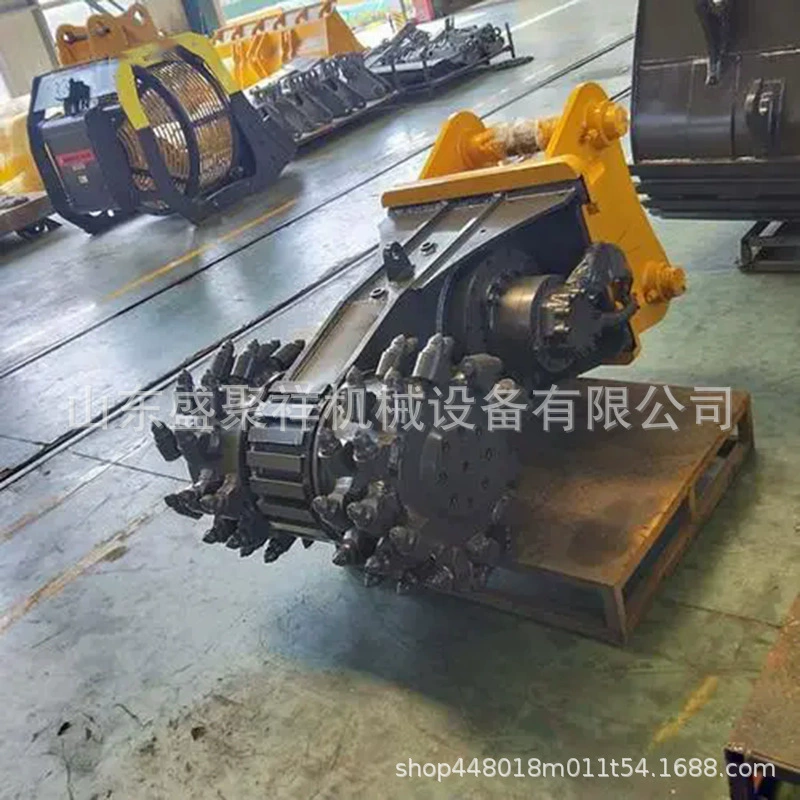 Экскаватор, оснащенный навесным оборудованием для обрезки склонов, фрезерным станком для горизонтальной обработки, фрезерным станком для бетонного и цементного покрытия.