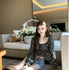 欧美泡泡短款法式欧美风设计长袖碎花秋冬方领辣妹性感新款薄款