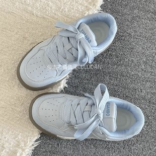 Nicho de diseño de zapatos de skate de menta para mujeres otoño de 2025 nuevas zapatillas casuales con suela gruesa zapatos de entrenamiento para mujeres