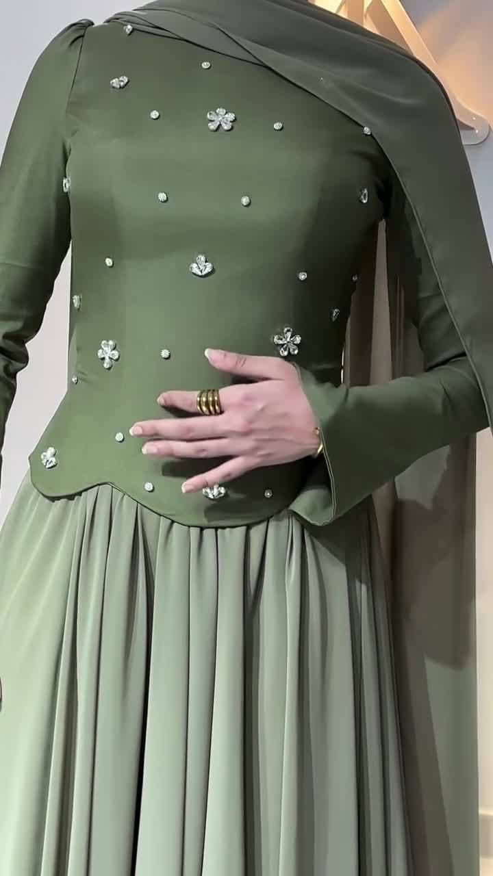 « Robe élégante à manches longues et coupe ajustée ornée de strass pour femme - Robe de soirée moulante extensible avec détails scintillants (Vert, S-XXL) »_voghion.com