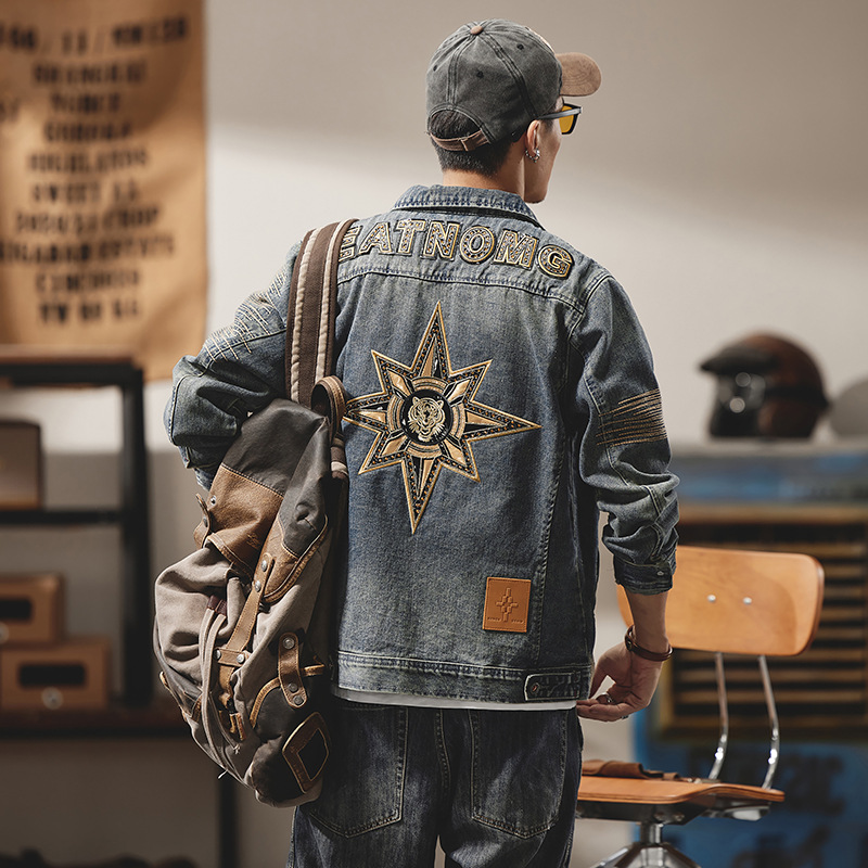 Herr jeansjacka i lyxig bikerstil med broderier_voghion.com