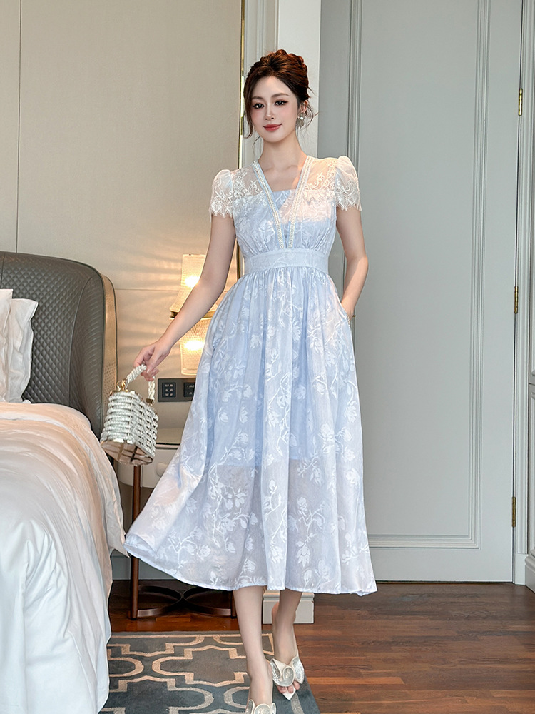 Váy liền nữ cổ chữ V thắt eo phối ren in họa tiết xanh — trời xanh