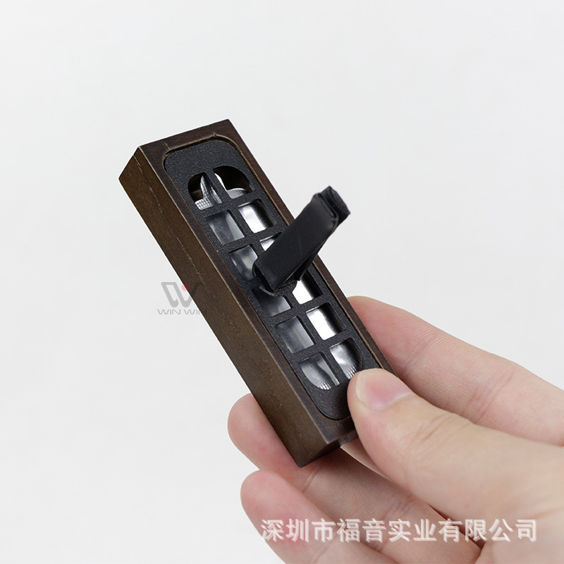 アマゾンは車のエアコンの木製の四角いアロマを販売しています。|undefined