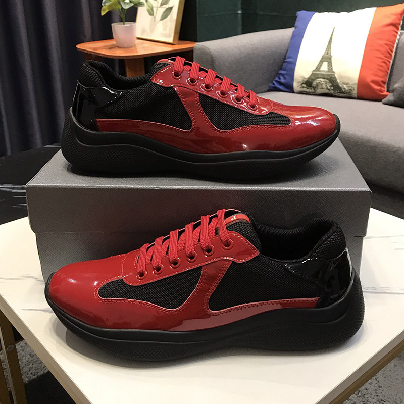 빨간색과 검은색 광택 표면