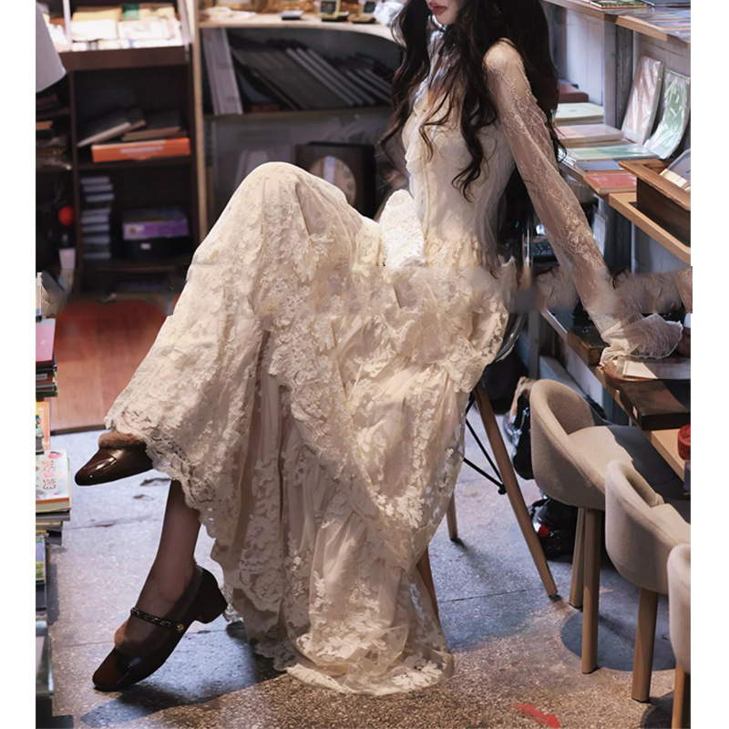 Autumn and Winter French Retro Light Wedding Dress with Three-Tiered Lace Cake Skirt, Heavy Craftsmanship, Ruffled V-Neck Long Skirt, Elegant Large Skirt