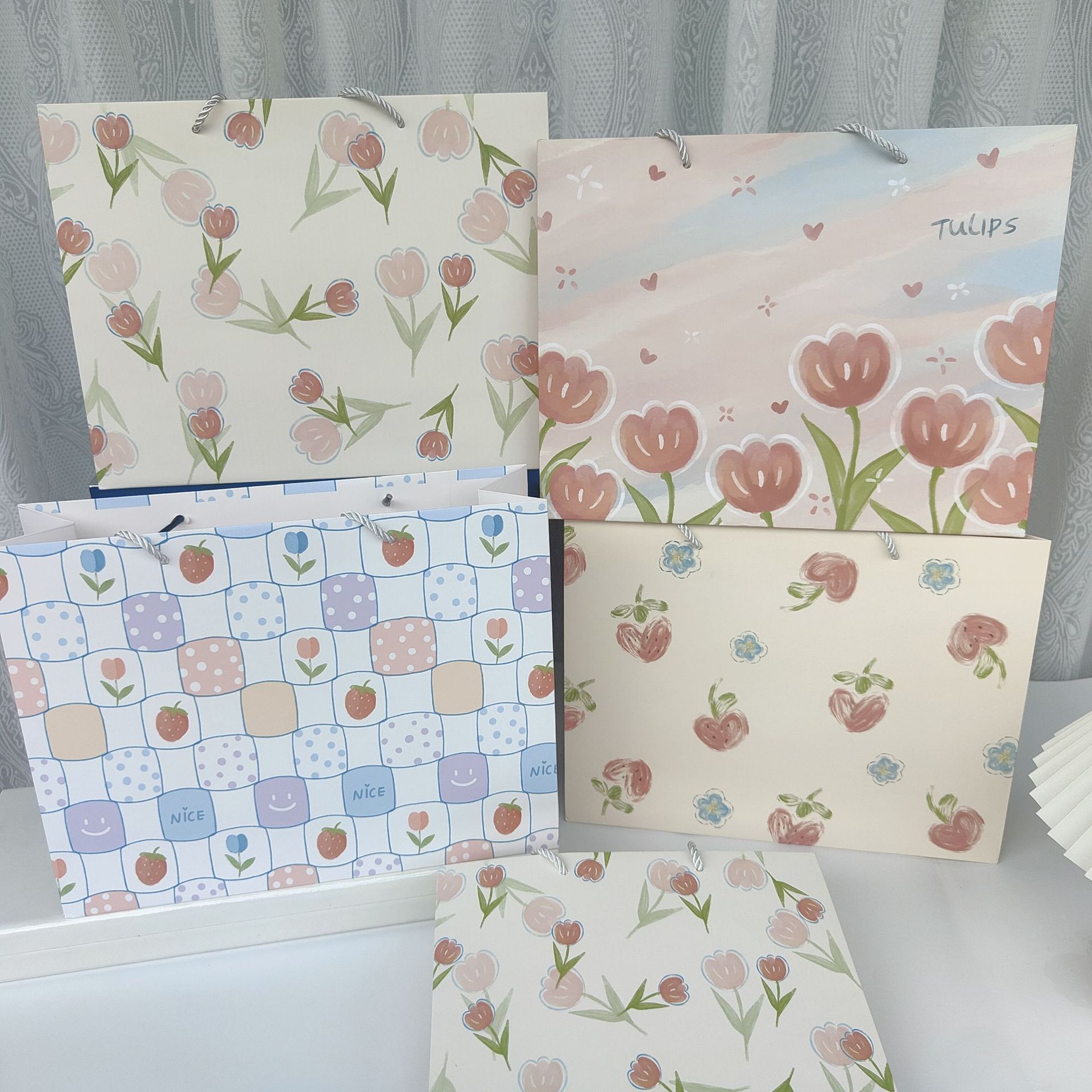 简约时尚花朵礼品袋加厚白卡纸袋生日送礼袋购物包装伴手礼礼品袋