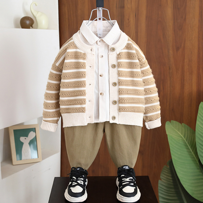 7070 traje de primavera para niños de tres piezas 2025 primavera y otoño nuevo suéter de bebé para niños coreanos traje de cárdigan de punto