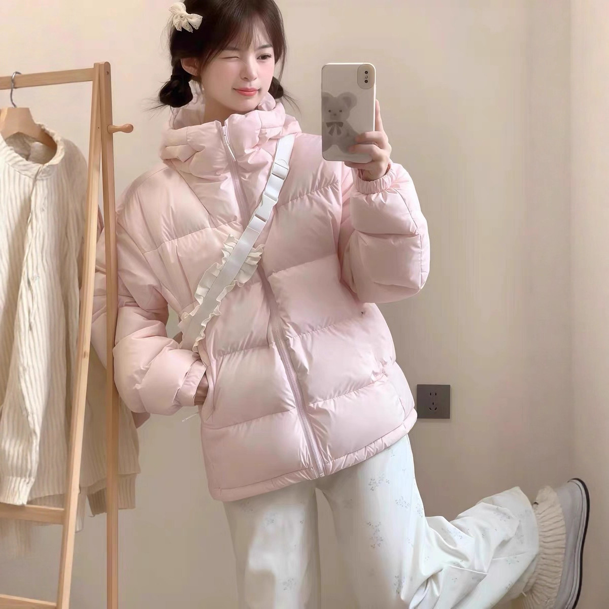 Algodón negro engrosado de invierno de mujeres 2025, nuevo estilo coreano engrosado chaqueta de algodón con capuchón pequeño image 1