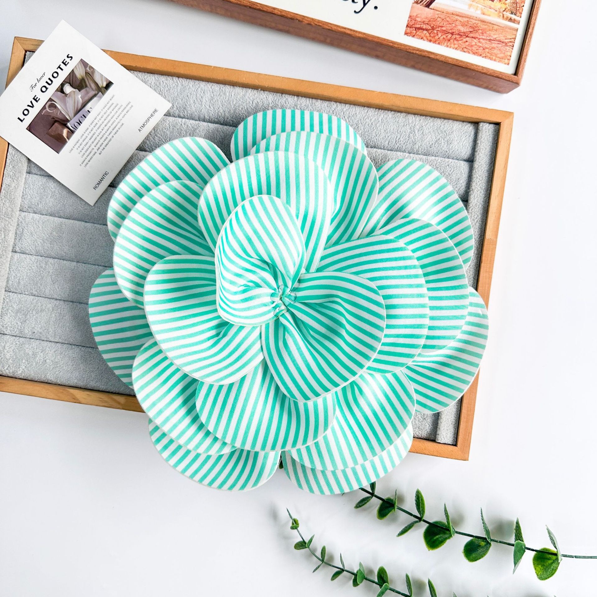 Nuevo corsage de flores tridimensional versátil en tela, accesorios para vestidos de novia, disfraces de espectáculo, trajes de baile y decoraciones cosidas a mano.