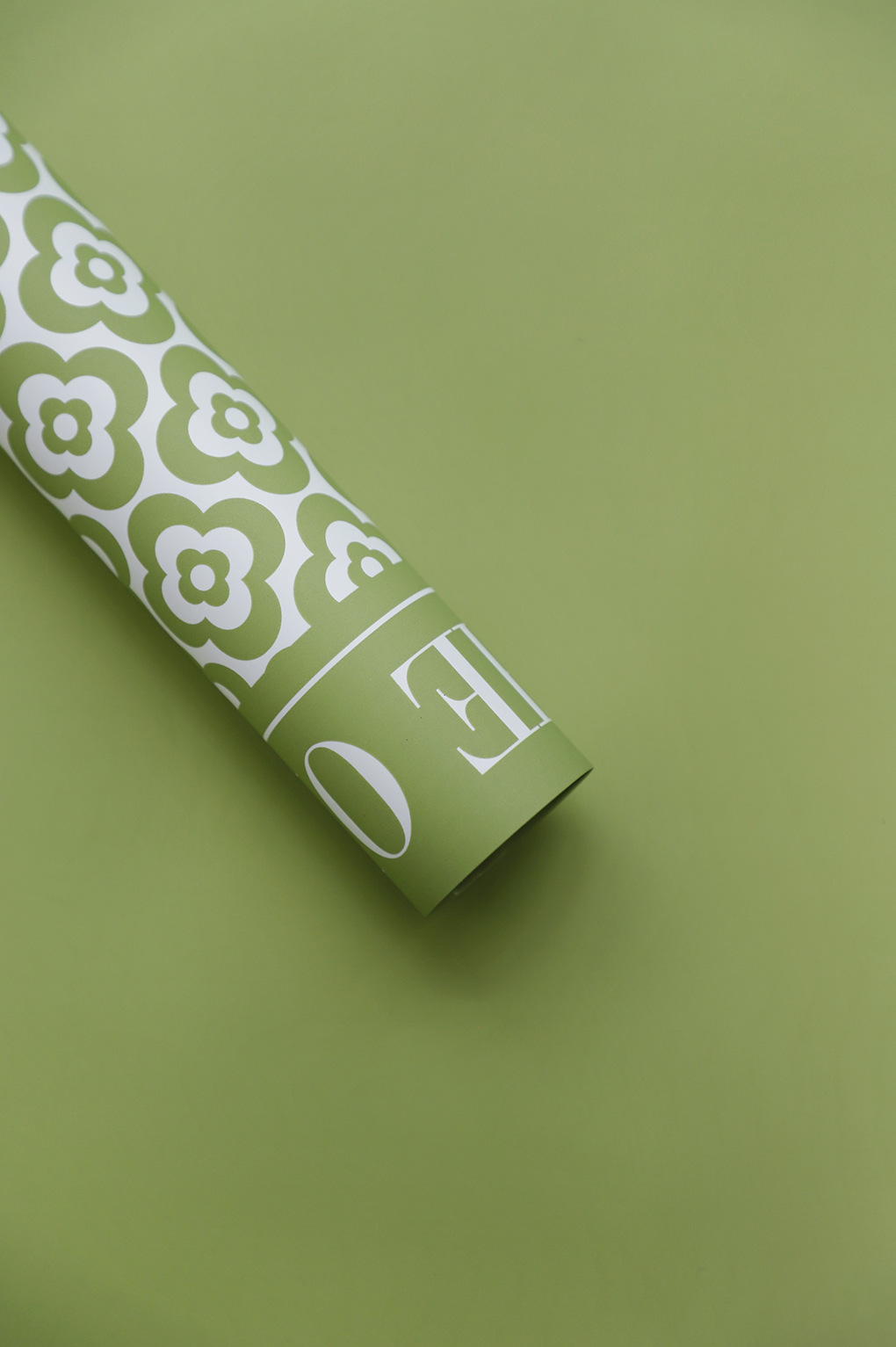 LiZhiRan papel de pluma cuatro hojas ramo de flores impermeable engrosado florista de papel de embalaje hecho a mano de dos colores elegantes