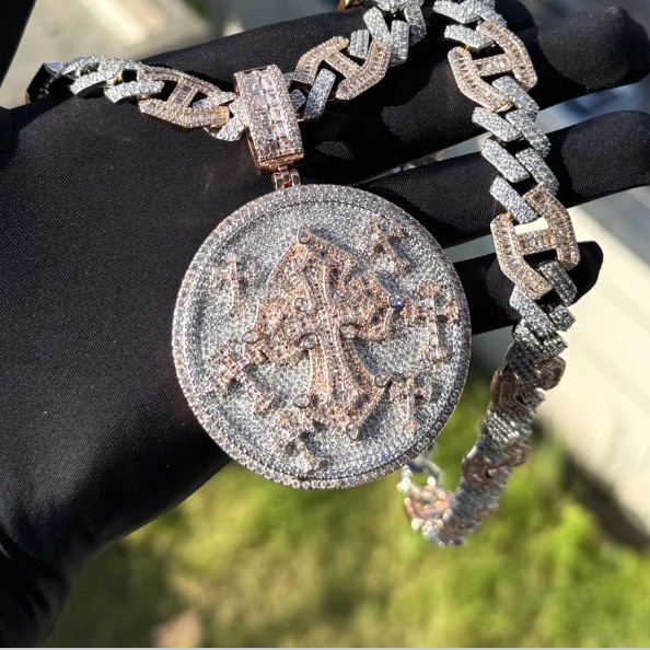 Iconic Cuban Link Chain Necklace For Men With Pendant Symbol_voghion.com